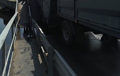 В Николаевской области грузовик обрушил мост