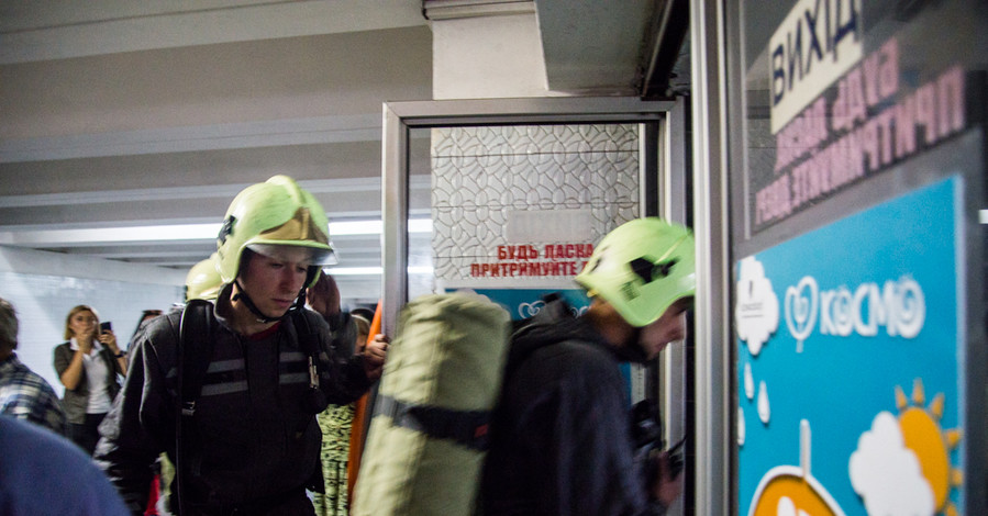 В Киеве остановилось движение из-за замыкания в метро