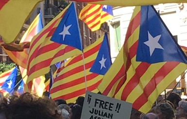На улицы Барселоны вышли тысячи митингующих – требуют референдума
