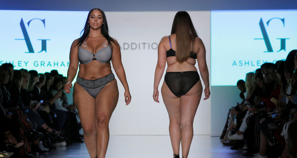 На Неделе моды в Нью-Йорке модели plus-size вышли на подиум в бикини