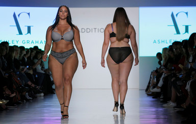 На Неделе моды в Нью-Йорке модели plus-size вышли на подиум в бикини