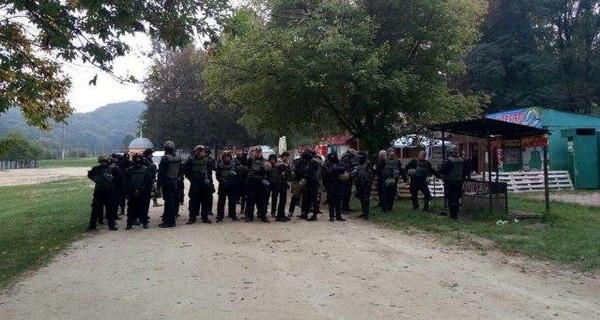 Под Львовом полиция наткнулась на полсотни экипированных ветеранов 