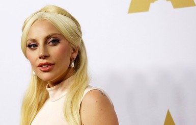 Леди Гага заявила, что больна фибромиалгией