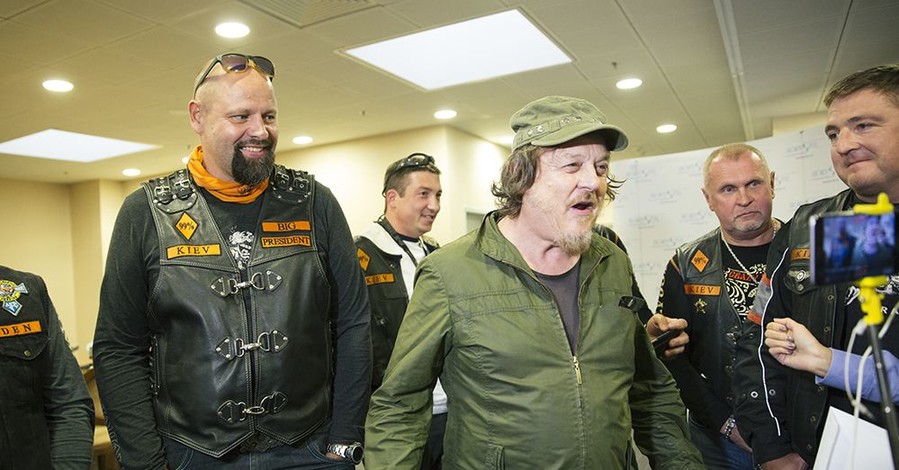 Рок-звезду Zucchero в аэропорту растрогали украинские байкеры