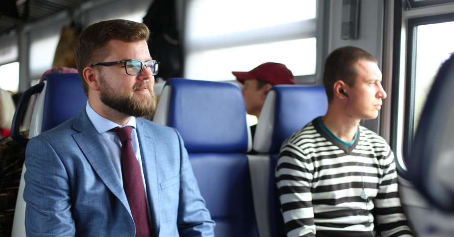Кравцов проинспектировал модернизацию и ремонт поезда пригородного сообщения вместе с пассажирами