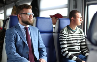 Кравцов проинспектировал модернизацию и ремонт поезда пригородного сообщения вместе с пассажирами