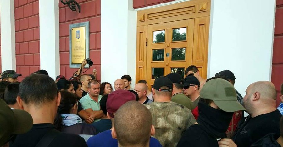 В Одессе штурмуют мэрию - требуют отставки Труханова