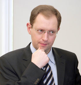 Яценюк «сделал» всех и спас законодательную власть 