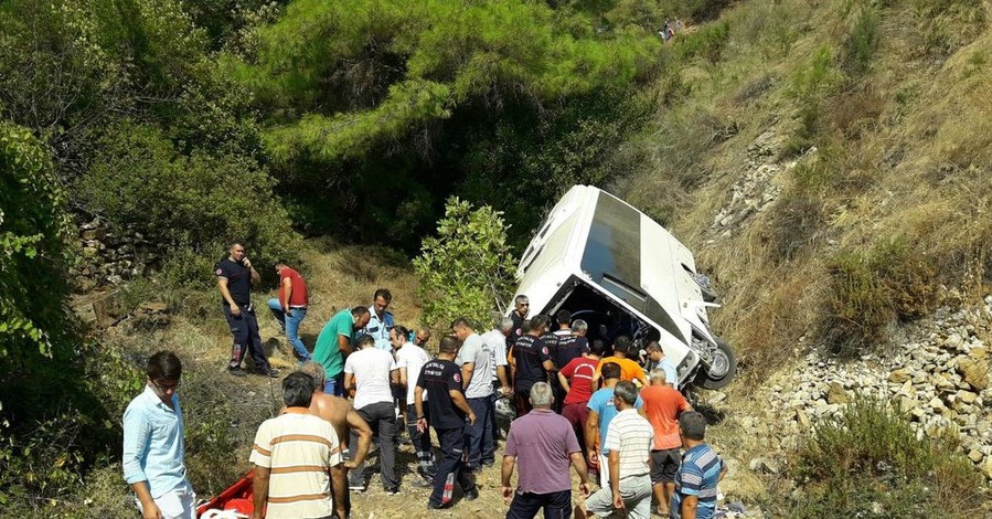 В Турции разбился автобус с туристами: четверо погибли, 27 пострадали