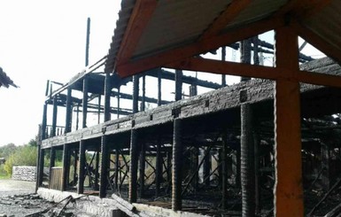 На Закарпатье дотла сгорела база отдыха
