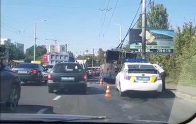 В Одессе посреди дороги сгорел троллейбус