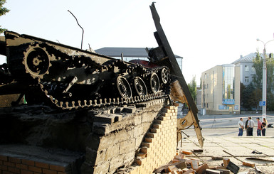В центре Луганска взорвали памятник