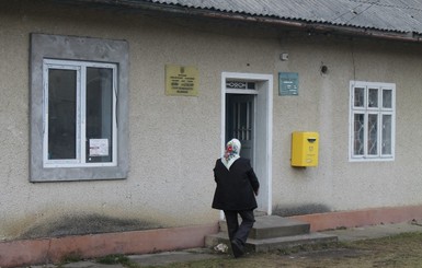 Под Харьковом почтальон связала себя скотчем, чтобы украсть деньги