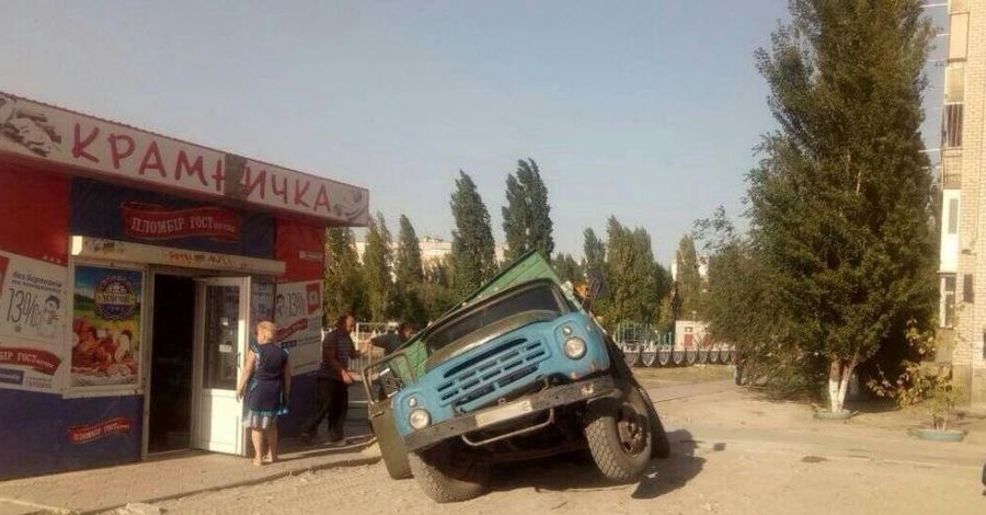 В Николаеве грузовик провалился под землю