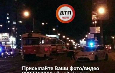 В Киеве трамвай сбил женщину с ребенком