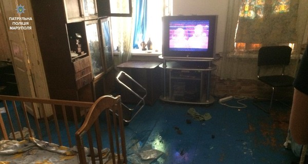 В Мариуполе женщина оставила маленьких детей в запертой квартире на двое суток