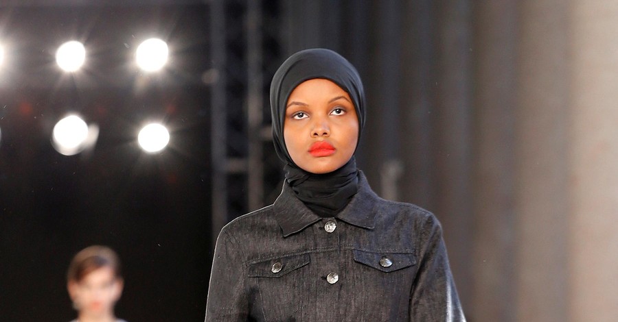На неделе моды в Милане на подиум вышла модель в хиджабе