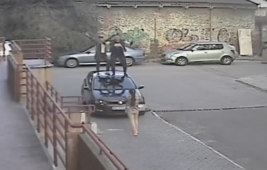 Во Львове студентки повредили чужой Volkswagen, устроив фотосессию на крыше 