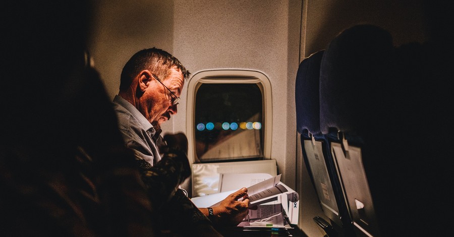 Опасно для здоровья: почему в самолете лучше не спать