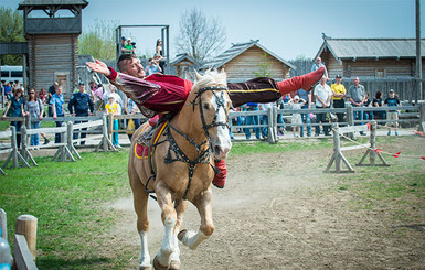 Новости компании. На выходных под Киевом будут соревноваться конные каскадеры