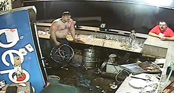 Видео: в ночном клубе Николаева атошник в одиночку отбился от пьяной толпы