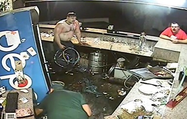 Видео: в ночном клубе Николаева атошник в одиночку отбился от пьяной толпы