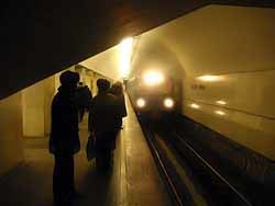 Пассажир метро столкнул двух женщин на рельсы 
