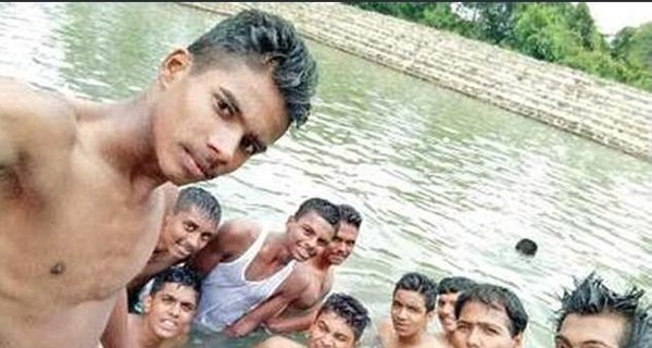 В Индии студент утонул, пока друзья делали селфи