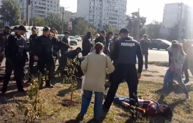 Протесты против строительства АЗС в Киеве переросли в столкновения с полицией