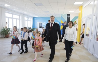 Порошенко призвал не только вести уроки на украинском, но и разговаривать на нем на переменах