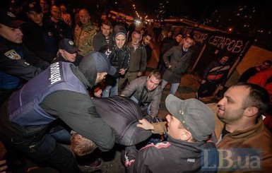 Местные рассказали о взрывпакетах, запущенных в охранников АЗС на Ревуцкого в Киеве