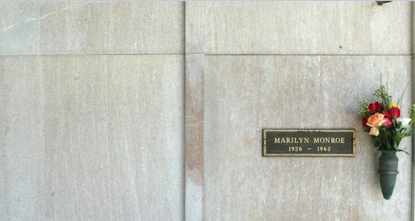 Основатель Playboy купил место на кладбище рядом с Мэрилин Монро еще 25 лет назад