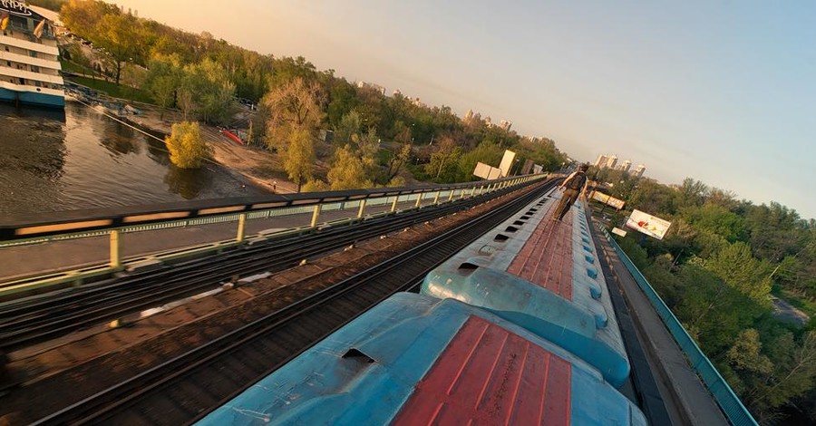 В Житомире 13-летний подросток погиб, делая селфи на крыше поезда
