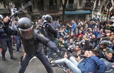 Референдум в Каталонии: полиция применила силу, но люди продолжают голосовать