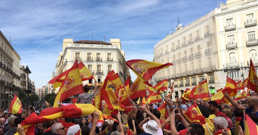 В Мадриде начались протесты против отделения Каталонии
