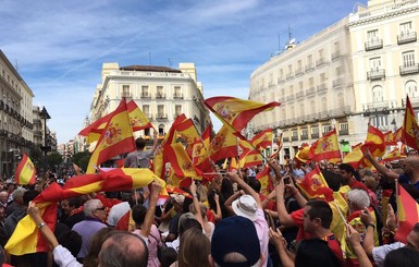В Мадриде начались протесты против отделения Каталонии