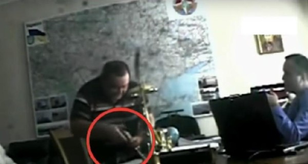 Опубликовано видео передачи судьями взятки Холодницкому