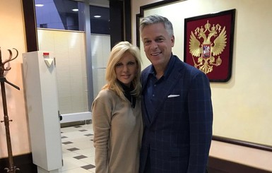 Новый посол США прилетел в Россию вместе с красавицей-супругой