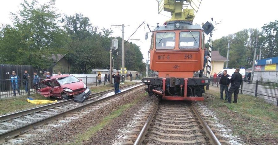Под Киевом поезд снес автомобиль, есть жертвы