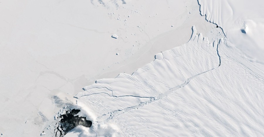 В НАСА показали снимок огромного айсберга