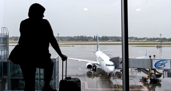 Треть украинцев хотят уехать за границу на ПМЖ