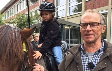 В Германии пенсионер месяц ехал на лошадях, чтобы забрать внуков из школы