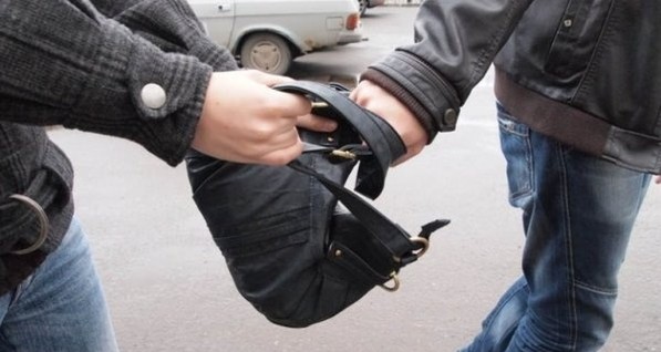 В Киеве у директора предприятия на светофоре украли сумку с миллионом