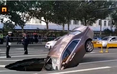 Житель Китая на Rolls-Royce провалился под асфальт
