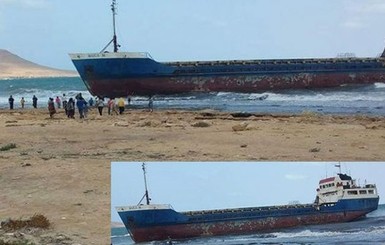 На побережье Египта выбросило неизвестное судно