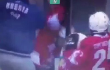 Скандал в хоккее: в РФ тренер детской команды ударил ребенка клюшкой по спине