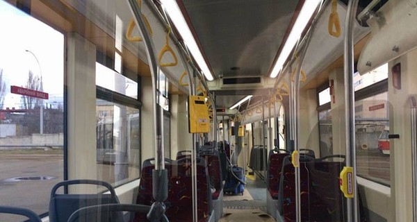 Во львовском трамвае кресло ударило током – у пассажира расплавились штаны