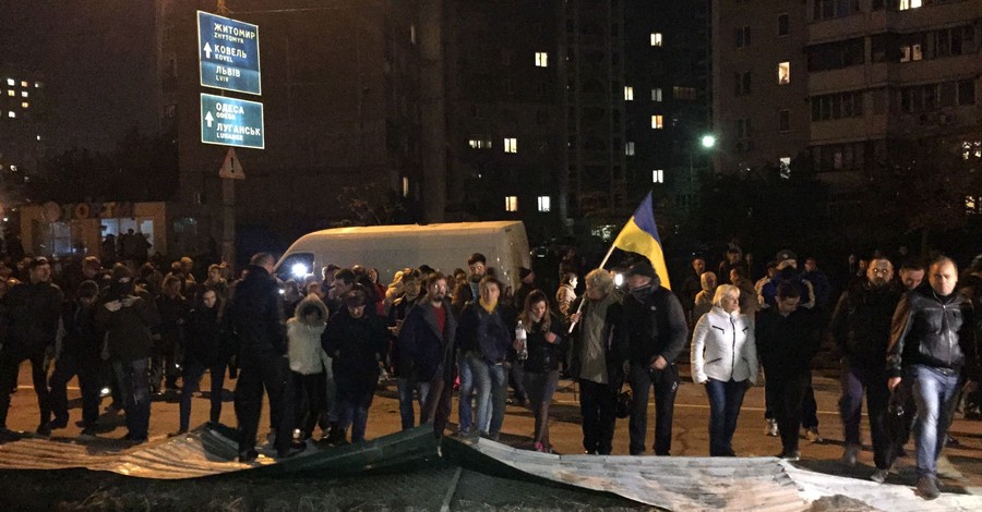 В Киеве во время столкновений у АЗС пострадали 14 человек, среди них – депутат