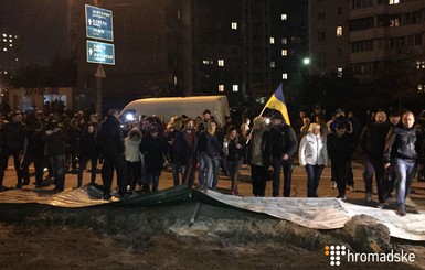 В Киеве во время столкновений у АЗС пострадали 14 человек, среди них – депутат