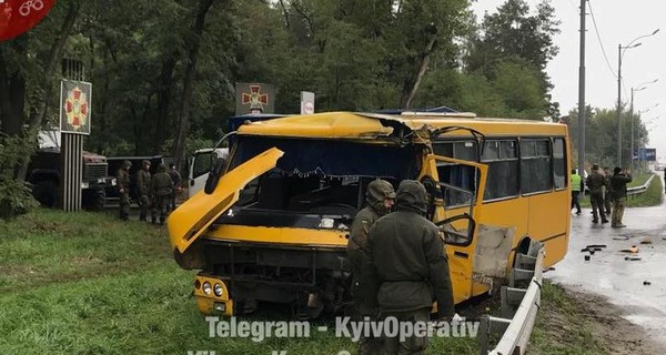 Под Киевом  автобус Нацгвардии попал в аварию, погиб военный